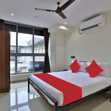 Hotel Vivianna Surat Exterior foto